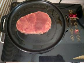 放入牛排中火煎熟