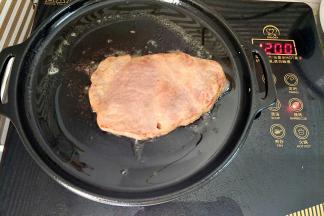 一面煎熟翻面再煎