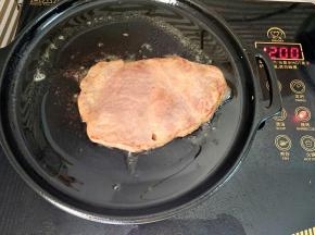 一面煎熟翻面再煎