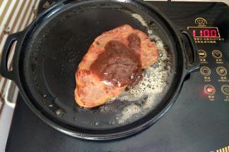 加入黑椒酱煎热盛出