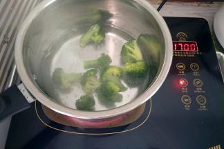 西兰花放少许盐煮熟