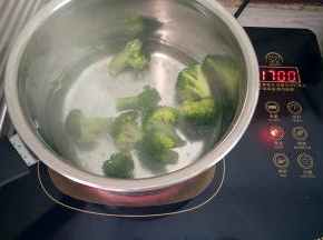 西兰花放少许盐煮熟