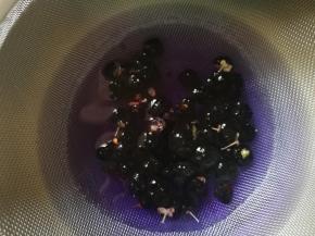 准备一个碗，一个滤网，将枸杞放在滤网中，到水，搅拌，静置10分钟