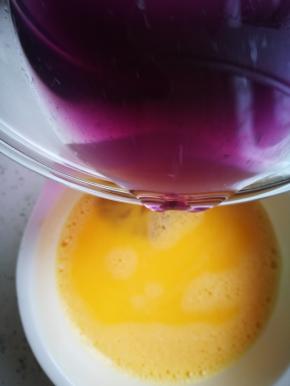 将枸杞液慢慢倒入蛋液中，要慢，底部有很多细沙