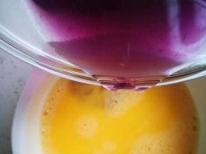 将枸杞液慢慢倒入蛋液中，要慢，底部有很多细沙