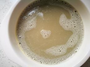 搅匀，这里说下给水的量。举例：如果鸡蛋50克，那么水就60克，1：1也可以，这里给水的量要看个人喜好，有的喜欢水多，有的喜欢水少。