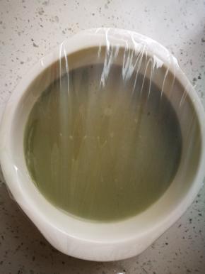 盖上保鲜膜，保鲜膜要买质量好的，一会要高温，或者盖锡纸，上面压个大点的盘子