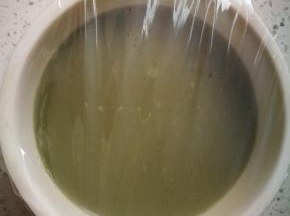 盖上保鲜膜，保鲜膜要买质量好的，一会要高温，或者盖锡纸，上面压个大点的盘子