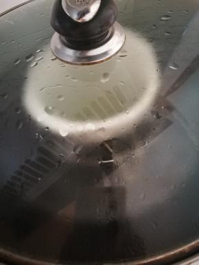 水烧开后，放入鸡蛋液，转中火蒸5分钟左右，关火后不要急着开盖，焖3分钟。这里说下蒸鸡蛋的具体时间，这个时间并不固定，因为个人的器具，厚薄，蛋液的多少都会影响具体时间。所以蒸个5或6分钟，打开看看，没熟就接着蒸，做得多了，自然就掌握得好时间了