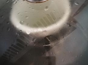 水烧开后，放入鸡蛋液，转中火蒸5分钟左右，关火后不要急着开盖，焖3分钟。这里说下蒸鸡蛋的具体时间，这个时间并不固定，因为个人的器具，厚薄，蛋液的多少都会影响具体时间。所以蒸个5或6分钟，打开看看，没熟就接着蒸，做得多了，自然就掌握得好时间了