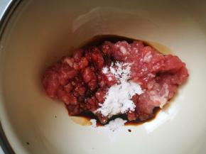 准备肉馅，老抽，盐，淀粉，一点水拌匀，炒熟待用