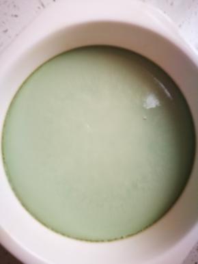 鸡蛋蒸好了，表面光滑如镜子，颜色是绿色，绿色的鸡蛋，嘿嘿