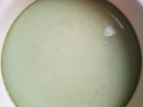 鸡蛋蒸好了，表面光滑如镜子，颜色是绿色，绿色的鸡蛋，嘿嘿