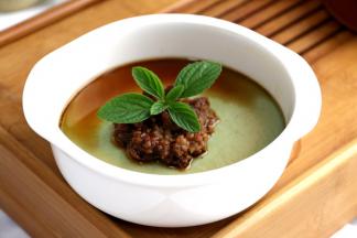 放上炒熟的肉沫，趁热淋上生抽，可以吃了。