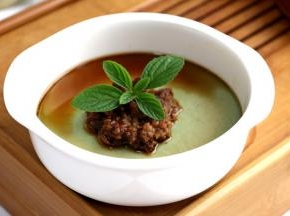 放上炒熟的肉沫，趁热淋上生抽，可以吃了。