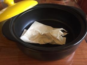 准备好黑乐砂锅，砂锅不要用水清洗，特别是锅底白圈，完全不要碰水，用拧干的湿毛巾或者纸巾，把锅里面擦干净就可以开始烤了；