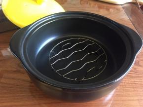 黑乐砂锅里放入烤架；