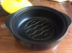 黑乐砂锅里放入烤架；