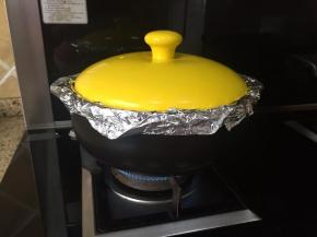 盖上砂锅盖，开始烤，用大火；