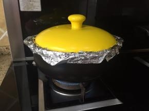 盖上砂锅盖，开始烤，用大火；