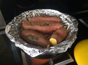 大约30分钟左右，掀开锅盖，把红薯翻一次面（这个要根据红薯的大小来调整烤的时间），继续大火；