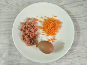 胡萝卜和火腿肠切丁