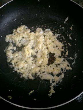 锅里倒少许油烧热，放入鸡蛋炒熟盛出