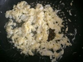锅里倒少许油烧热，放入鸡蛋炒熟盛出