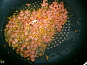 另起锅倒入胡萝卜和香肠炒一会儿