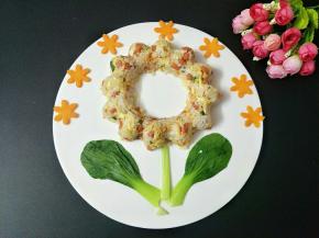 用模具把炒饭压出花形，装饰上青菜和胡萝卜花