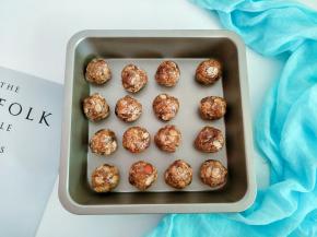 这个是五仁叉烧馅，称好搓圆备用，依次做好其他馅料