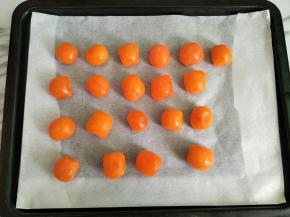 蛋黄解冻后喷少许白酒入烤箱烤5分钟，不能烤出油了