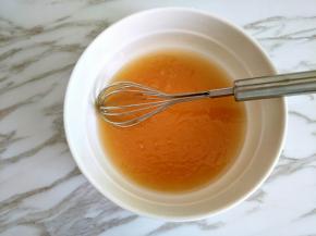 转化糖浆、枧水、花生油混合均匀