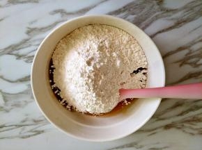 倒入月饼粉翻拌成团