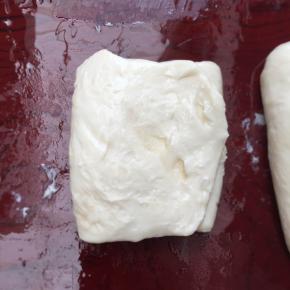 取一个面团按扁，然后三折