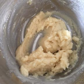 然后快速搅拌均匀，晾凉备用