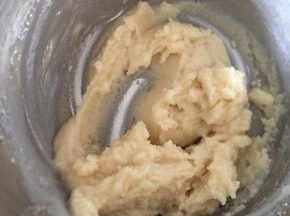 然后快速搅拌均匀，晾凉备用