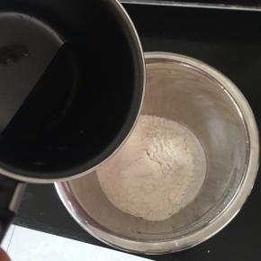 取一个盆，放入50克中筋面粉，4克盐。锅中烧40克油，油热之后倒入面粉中