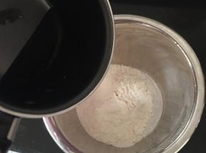 取一个盆，放入50克中筋面粉，4克盐。锅中烧40克油，油热之后倒入面粉中