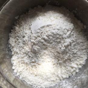 加入350克中筋面粉，揉均匀