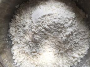 加入350克中筋面粉，揉均匀