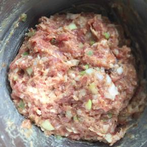 顺一个方向使劲搅，混合均匀，放入冰箱冷藏备用