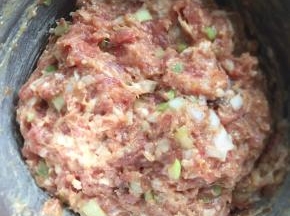 顺一个方向使劲搅，混合均匀，放入冰箱冷藏备用