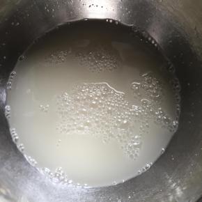 水中加入酵母搅拌均匀