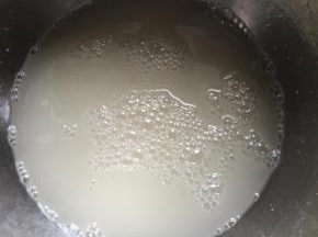 水中加入酵母搅拌均匀