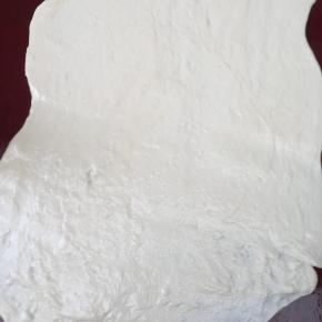 一小时后。面团明显变大，在案板上抹油，把面团擀成长方形