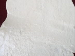 一小时后。面团明显变大，在案板上抹油，把面团擀成长方形