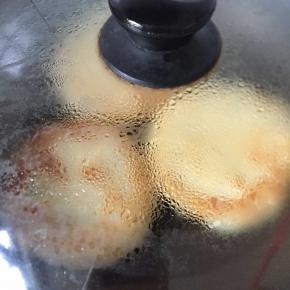 然后平底锅烧热，放油，下面团，盖盖子，中小火烙至两面金黄