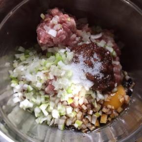 制作馅料：肉剁成肉末，加入所有材料。