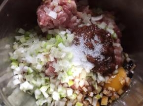 制作馅料：肉剁成肉末，加入所有材料。